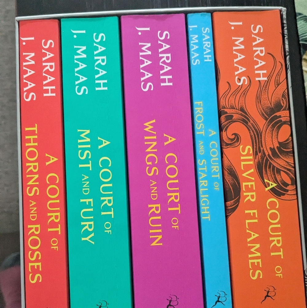 A court of thorns (ACOTAR) and roses book set